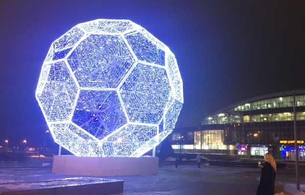Мяч перед футбольным манежем в Минске
